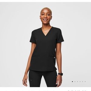 Un worn black XXL FIGS scrub top